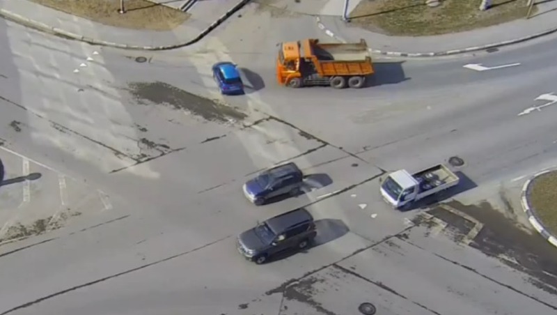 КамАЗ и легковой автомобиль столкнулись на кольце в Южно-Сахалинске (ВИДЕО)