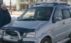 Замерзающих в машине женщину и ребенка спасли на Сахалине