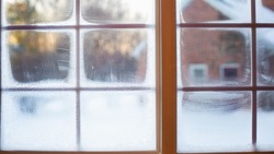 Ледяная корка на окнах и стенах появилась в квартире жителей Южно-Сахалинска
