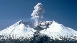Выброс пепла зафиксировали на вулкане Эбеко 27 февраля