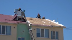 Съехавшие крыши восстанавливают на Сахалине