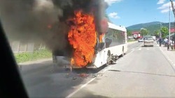 Пассажирский автобус загорелся в Южно-Сахалинске 16 июня