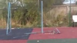 «Это ужас какой-то!» Вандалы сорвали забор и качели на детской площадке на юге Сахалина