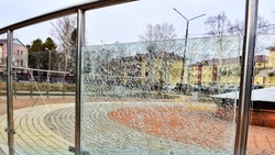  Вандалы разбили стеклянное ограждение на новой площадке в Смирных