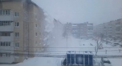 «Мог погибнуть»: с крыши дома в Южно-Сахалинске сошла лавина
