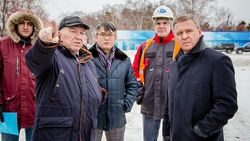 Реконструкцию стадиона «Космос» проверил мэр Южно-Сахалинска