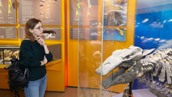 В Южно-Сахалинске гостьи из Москвы узнали про «японский след» и увидели скелет динозавра