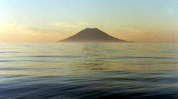 13 ноября — 324 года со дня открытия самого северного острова Курильской гряды. Это крупный вулкан