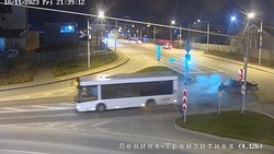  Видео с места ДТП с автобусом и Toyota в Южно-Сахалинске опубликовали в соцсетях