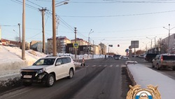 Внедорожник сбил женщину на перекрестке Есенина — Комсомольская в Южно-Сахалинске
