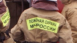 Пожарные потушили горящий гараж в Южно-Сахалинске 