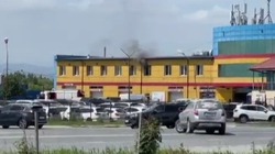 Автосервис загорелся на улице Железнодорожной в Южно-Сахалинске