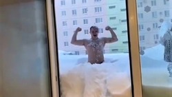 «Все мы в душе дети»: жители Сахалина искупались в снегу в разгар циклона