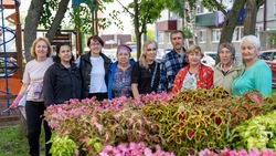 Активисты высадили 1000 однолетних цветов во дворах Южно-Сахалинска 