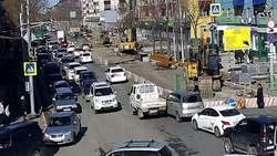 Автомобили встали в пробку из-за ДТП возле «Техника» на Ленина в Южно-Сахалинске
