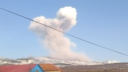 Вулкан Эбеко выбросил километровый столб пепла