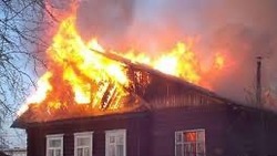 Крыша частного дома загорелась днем в Томаринском районе 