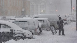 Опасность снега на крыше автомобиля объяснили жителям Сахалина