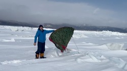 Пустую палатку и брошенный снегоход обнаружили у побережья Сахалина