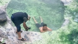 «Как же здорово!»: съемочная группа Первого канала оценила кипящее озеро на Итурупе