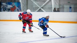 Команда «Старые барсуки» обыграла детскую сборную в Южно-Сахалинске со счетом 6:5