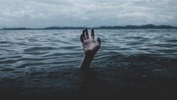 Труп молодого человека обнаружили в озере Корсаковского района
