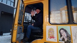 Новые школьные автобусы украсили портретами лучших учителей Сахалинской области 