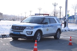 Автомобили эвакуируют возле городской больницы в Южно-Сахалинске