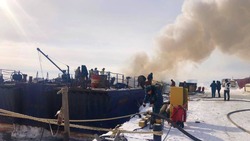 Огонь охватил судно в южном порту Корсакова