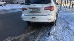 Водителям на Сахалине грозят штрафы на парковку на припорошенных снегом газонах