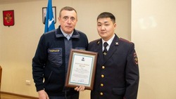 Сахалинский губернатор наградил сотрудников ГИБДД, которые вывели автоколонну во время циклона
