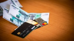 Женщина попала под уголовное дело за кражу банковской карты знакомого на Сахалине