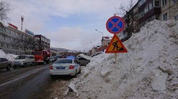 В Южно-Сахалинске начали эвакуировать брошенные у обочины автомобили