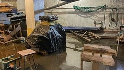 Вода из канализации залила подвал многоквартирного дома в Корсакове  