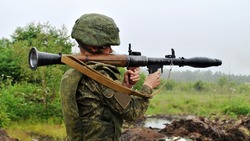 Военные и добровольцы на Сахалине выполнили боевые стрельбы из гранатометов 