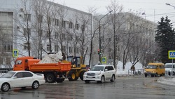 Движение транспорта на улице Поповича в Южно-Сахалинске ограничили для вывоза снега