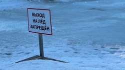Женщина не выбралась из воды после ухода УАЗа под лед в Поронайском районе