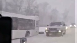 Пассажирский автобус в Южно-Сахалинске потерял колесо в метель