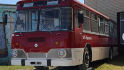 Раритетный автобус поставили на колеса транспортники в Южно-Сахалинске. ФОТО