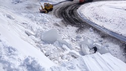 Из-за принудительного спуска снежных масс на юге Сахалина закроют участок дороги