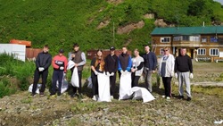 Волонтеры убрали мусор на побережье Бухты Тихой в Макаровском районе 