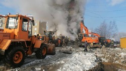 На место взрыва газа в Тымовском 19 ноября пригнали экскаваторы для разбора завалов
