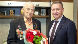 Мэр Южно-Сахалинска в преддверии Дня Победы поздравил 98-летнего ветерана