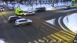 Водитель иномарки влетел в карету скорой помощи в Южно-Сахалинске