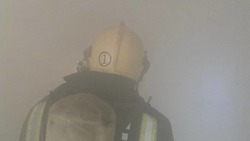 Пожарные эвакуировали 30 человек из дома в Корсакове 17 декабря