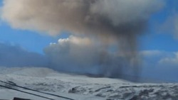 Вулкан Эбеко на Курилах выбросил столб пепла днем 22 февраля