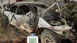 Два пассажира Toyota Cresta пострадали после наезда на ограждение в Ногликах