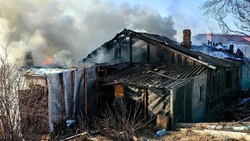 Три пожарных расчета тушили горящий нежилой дом в Корсакове (ФОТО)