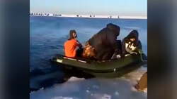 На помощь сахалинским рыбакам на оторванных льдинах приходит неизвестный «Мазай»