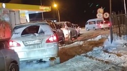 «Есть талончики на заправку?»: сахалинцы высмеивают очереди за бензином на «Роснефти»